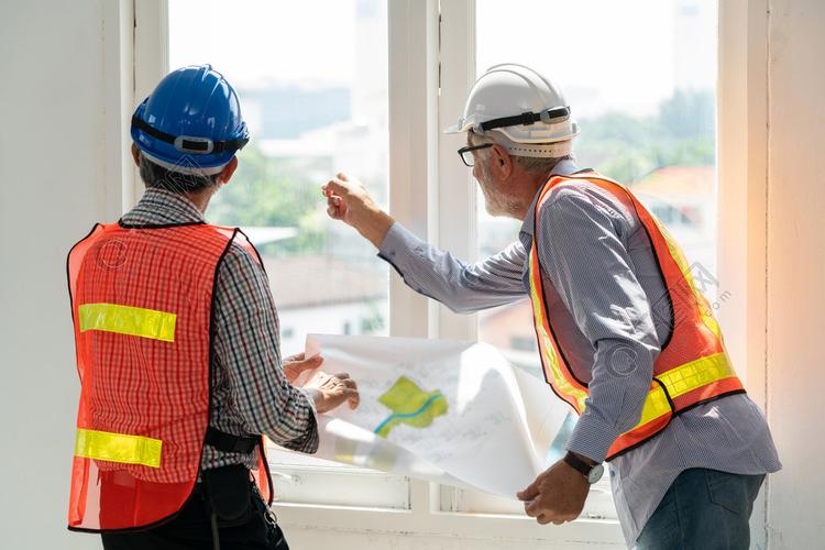 高级工程师和建筑师与施工计划一起使用房屋建筑概念